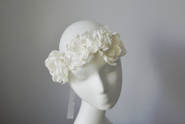 opaska z białymi kwiatami na ślub, dodatki ślubne do sukni ślubnej